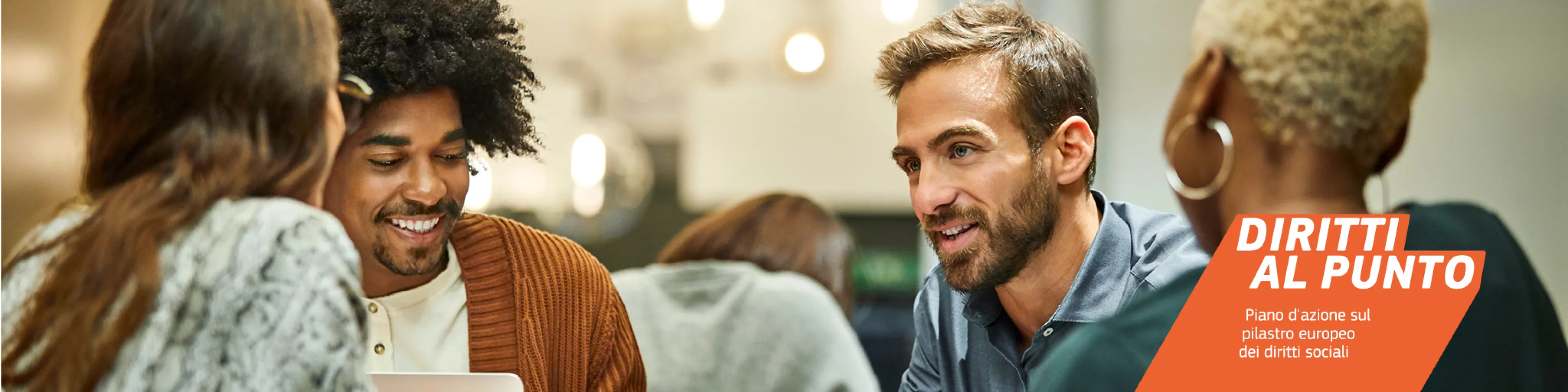 Gruppo eterogeneo di giovani persone sedute a conversare