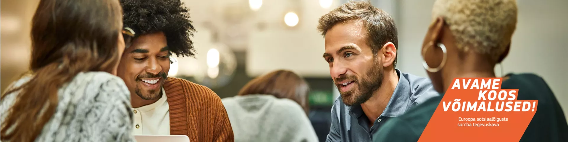 Mitmekesine seltskond noori istumas ja vestlemas.  