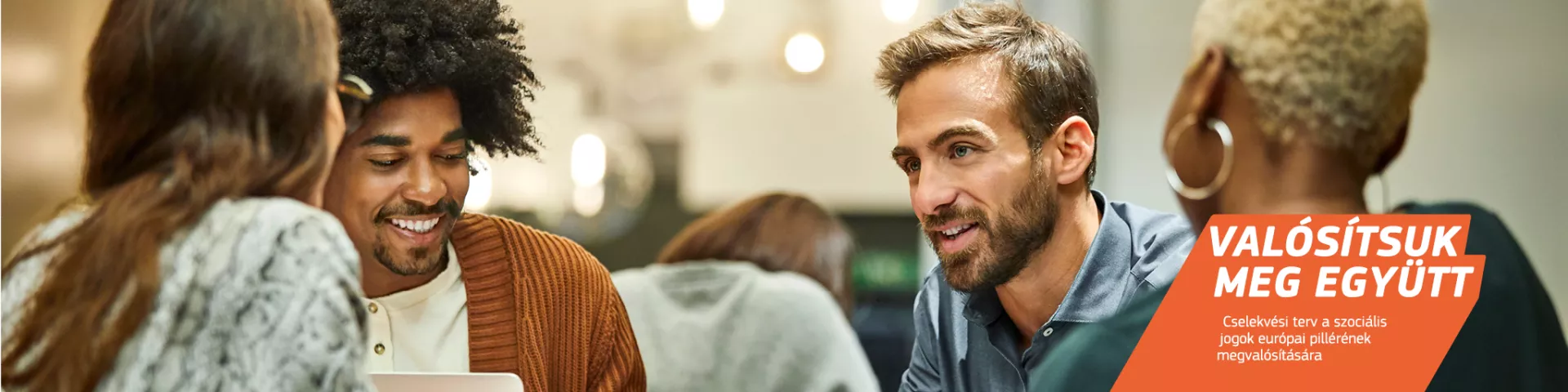 Egy fiatalokból álló sokszínű csoport beszélget ülve.