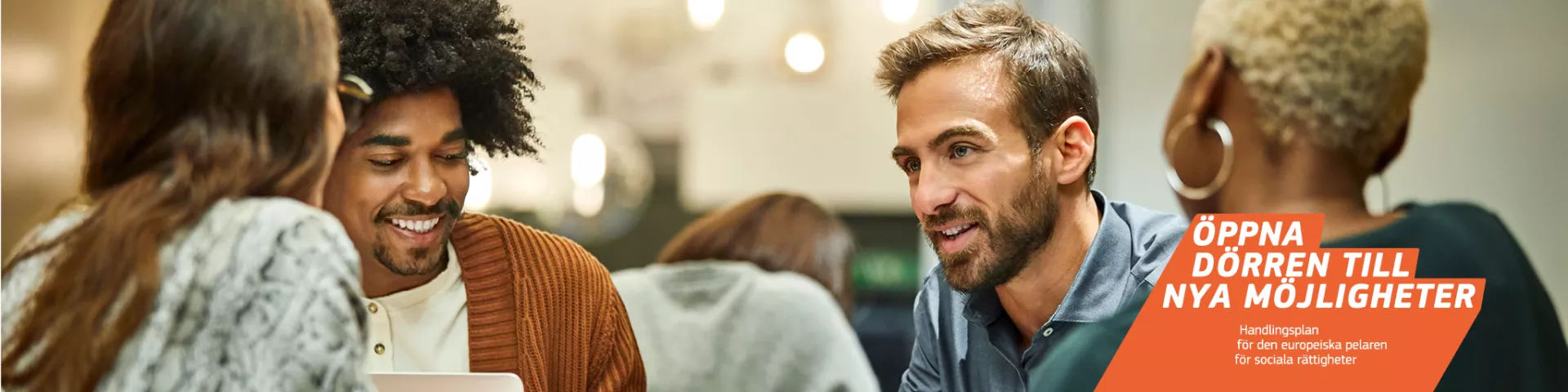 En grupp unga människor som sitter och pratar.  